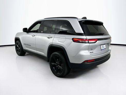 Used 2023 Jeep Grand Cherokee Altitude AWD/4WD image 7