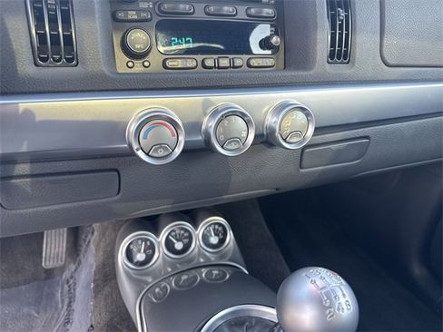 Used 2005 Chevrolet SSR w/ Preferred Equipment Group image 18