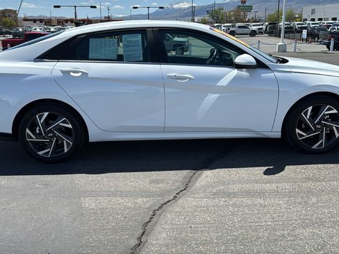 Used 2025 Hyundai Elantra SEL FWD image 4