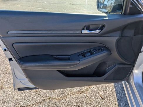 Used 2024 Nissan Altima 2.5 SV image 9