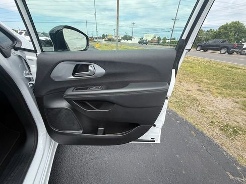 Used 2025 Chrysler Pacifica Limited FWD image 21