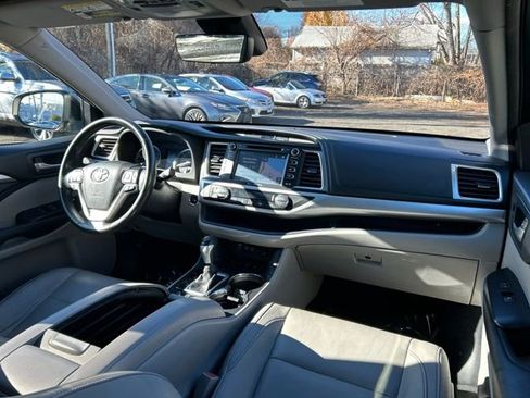 Used 2017 Toyota Highlander XLE image 17