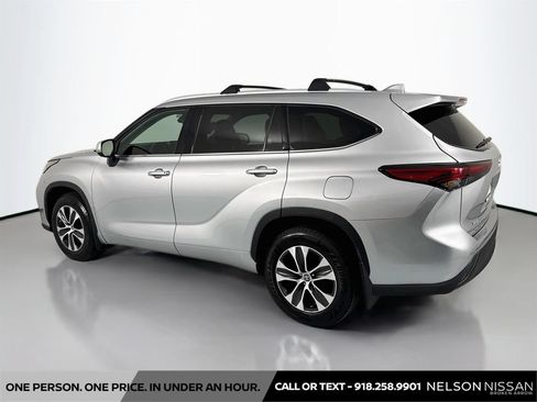 Used 2022 Toyota Highlander XLE AWD/4WD image 7