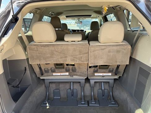 Used 2016 Toyota Sienna XLE w/ XLE Navigation Package FWD image 5