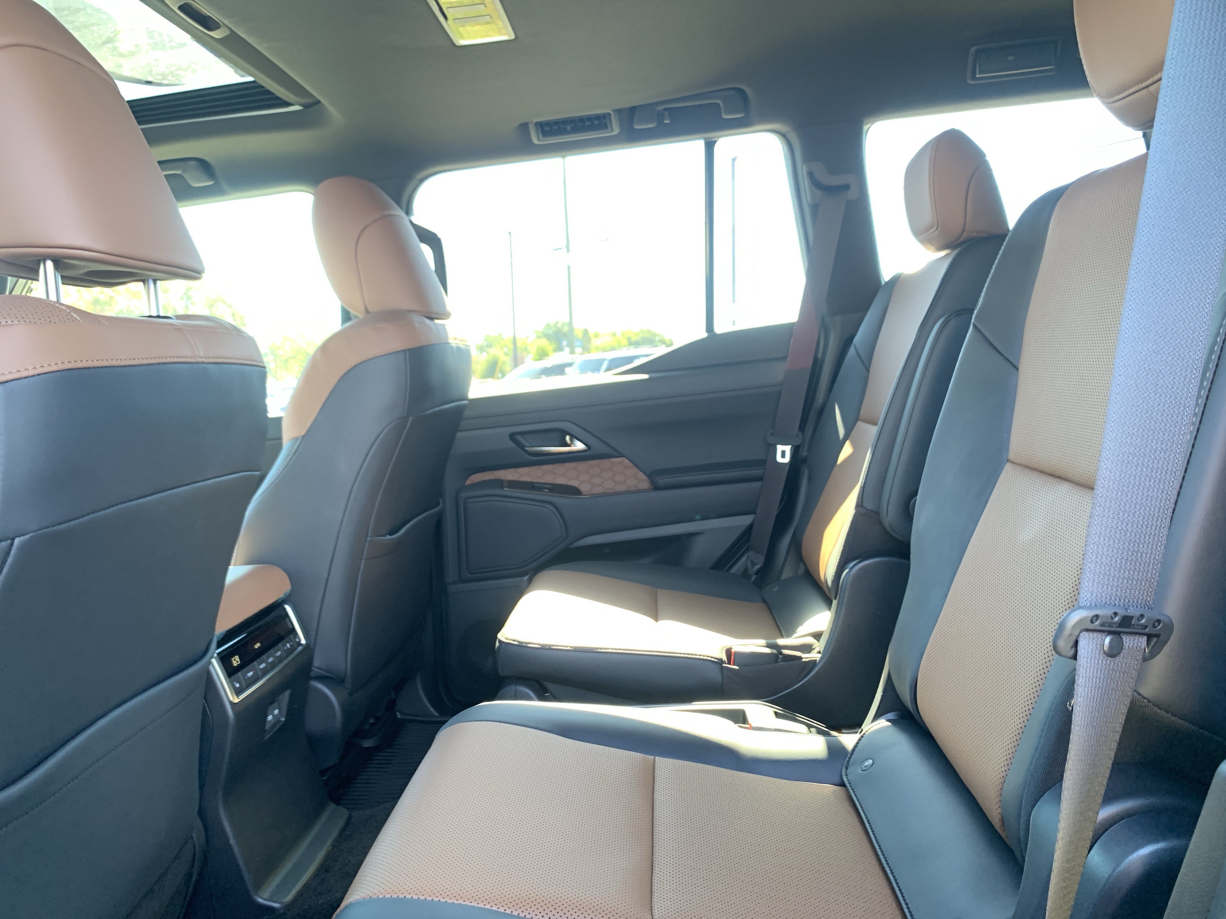 Used 2025 Lexus GX 550 w/ Accessory Package (2T) AWD/4WD image 32