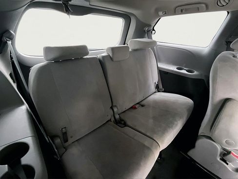 Used 2019 Toyota Sienna L image 25