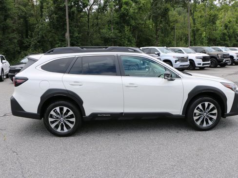 Used 2025 Subaru Outback Limited AWD/4WD image 9