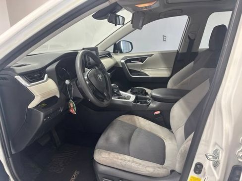 Used 2019 Toyota RAV4 XLE w/ Convenience Package FWD image 12