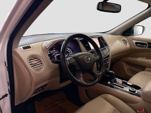 Used 2018 Nissan Pathfinder SV w/ SV Tech Package image 10