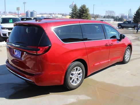 Used 2025 Chrysler Pacifica Select image 5