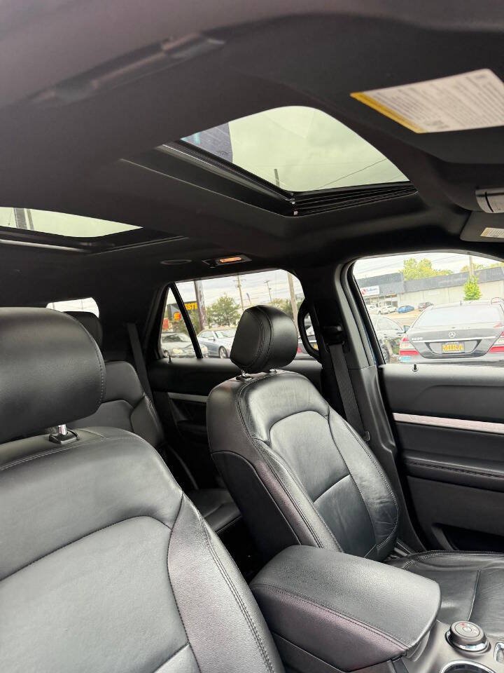 Used 2017 Ford Explorer XLT w/ Equipment Group 202A AWD/4WD image 33