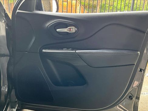 Used 2016 Jeep Cherokee Limited image 22