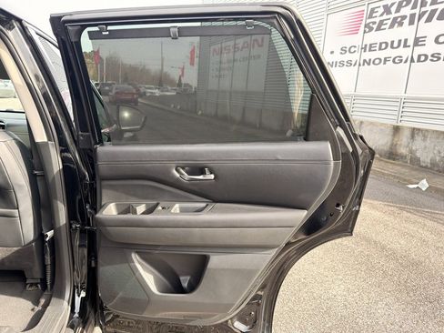 Used 2024 Nissan Pathfinder Platinum w/ Cargo Package image 17