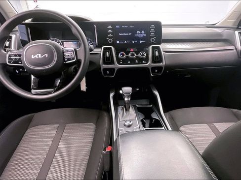 Used 2022 Kia Sorento LX image 14