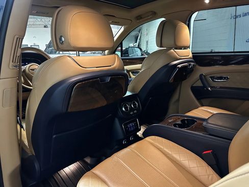 Used 2017 Bentley Bentayga AWD/4WD image 13