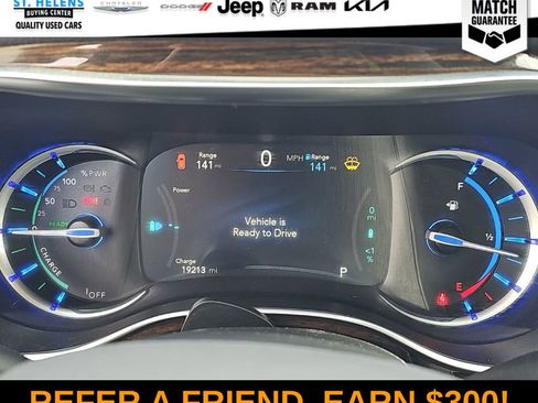 Used 2023 Chrysler Pacifica Limited w/ Uconnect Theater Family Group FWD image 14