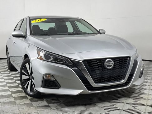 Used 2022 Nissan Altima 2.5 SV image 2