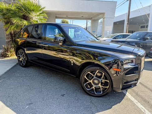 Used 2020 Rolls-Royce Cullinan Black Badge image 2
