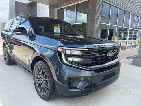Certified 2025 Ford Expedition Platinum w/ Stealth Performance Package AWD/4WD image 8