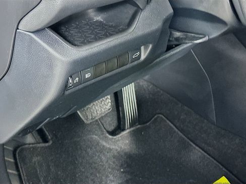 Used 2020 Toyota RAV4 XLE w/ Convenience Package FWD image 10