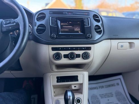 Used 2016 Volkswagen Tiguan S image 17