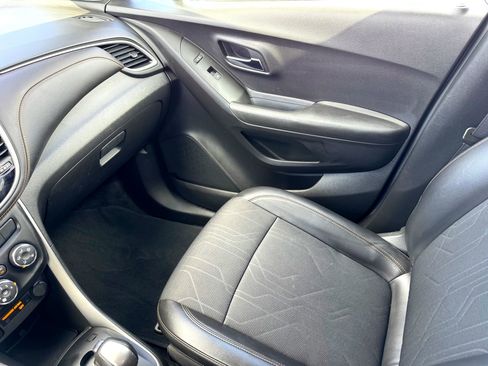 Used 2019 Chevrolet Trax LT w/ LT Convenience Package image 28