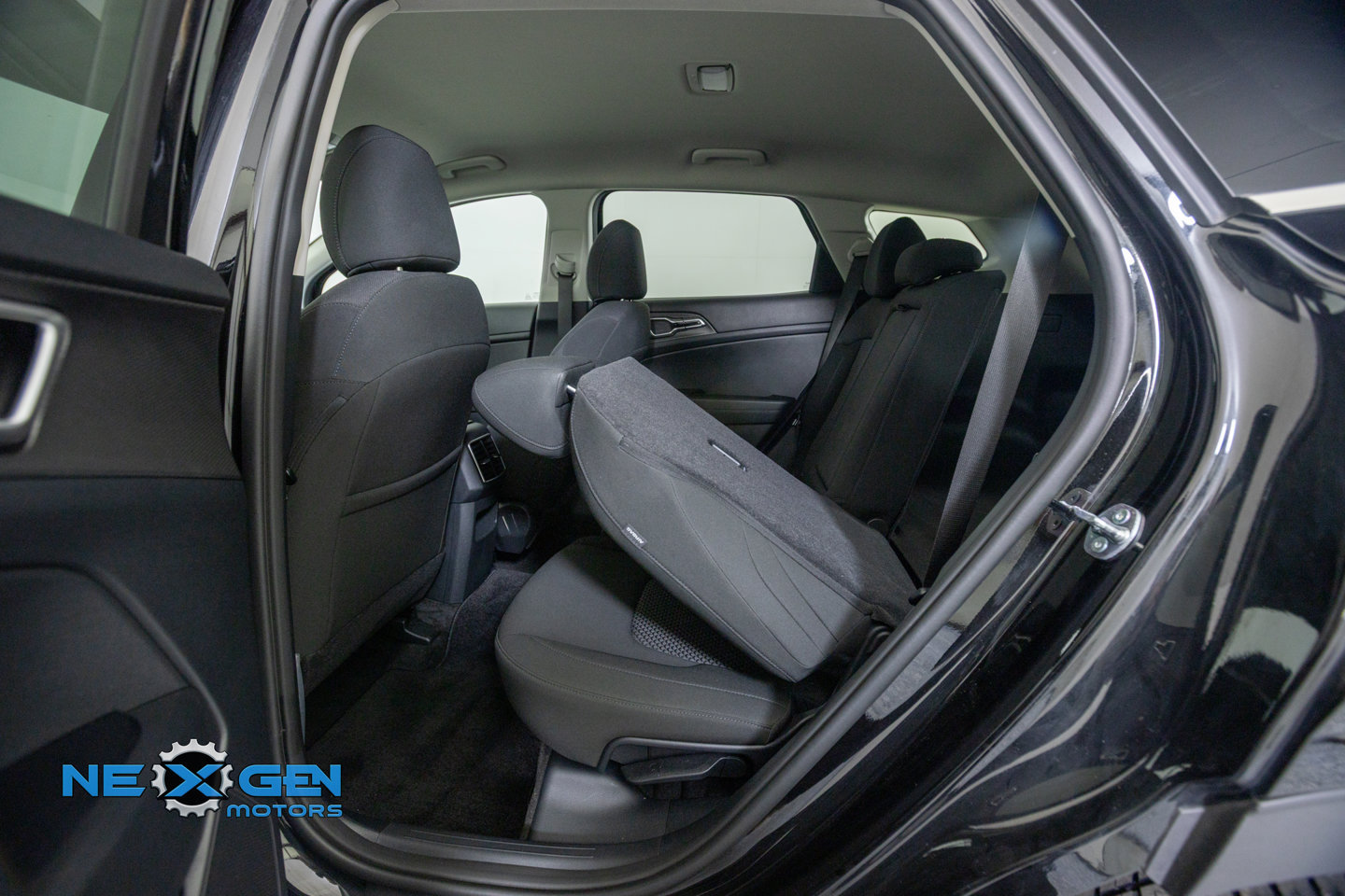 Used 2025 Kia Sportage LX FWD image 28