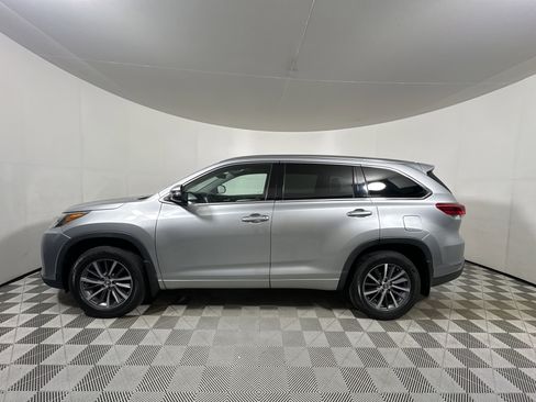 Used 2017 Toyota Highlander AWD V6 image 4