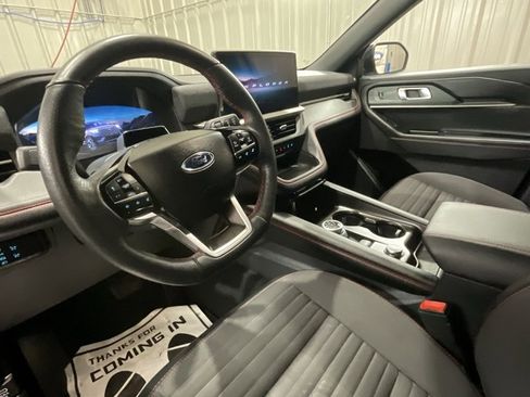 Used 2025 Ford Explorer ST-Line w/ ST-Line Street Pack image 9