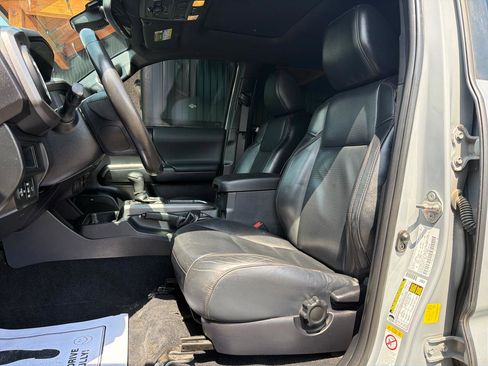 Used 2019 Toyota Tacoma TRD Off-Road AWD/4WD image 9