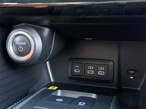 Used 2024 Toyota Venza XLE image 20