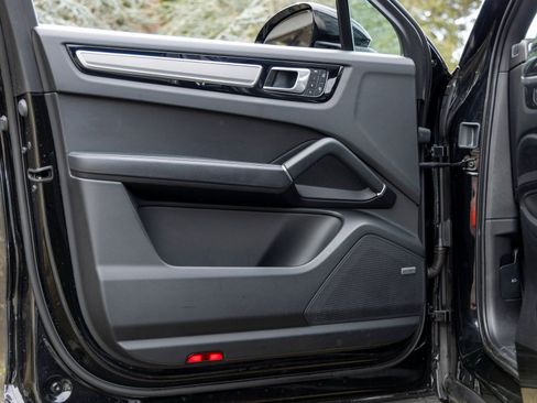 Certified 2023 Porsche Cayenne Platinum Edition w/ Performance Package image 21