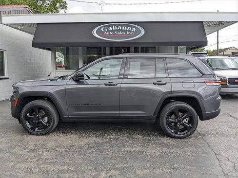 Used 2023 Jeep Grand Cherokee Altitude AWD/4WD image 2