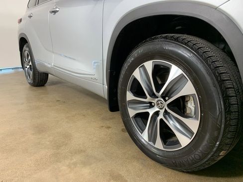 Used 2022 Toyota Highlander XLE AWD/4WD image 6