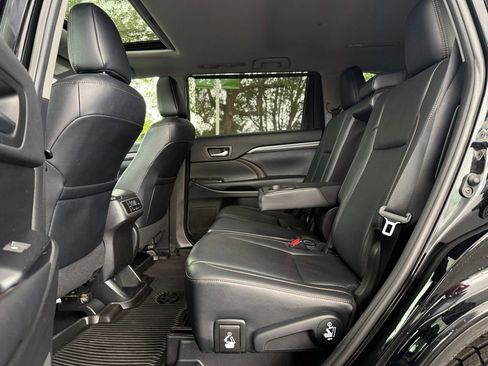 Used 2019 Toyota Highlander Limited AWD/4WD image 16