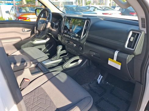 Used 2025 Nissan Frontier SV w/ SV Convenience Package RWD image 21
