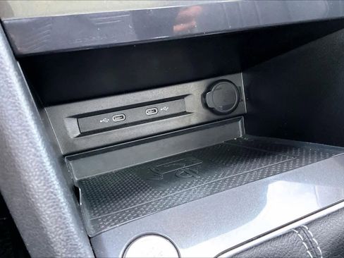 Used 2022 Volkswagen Tiguan SE image 31