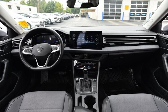 Used 2025 Volkswagen Jetta SE FWD image 7