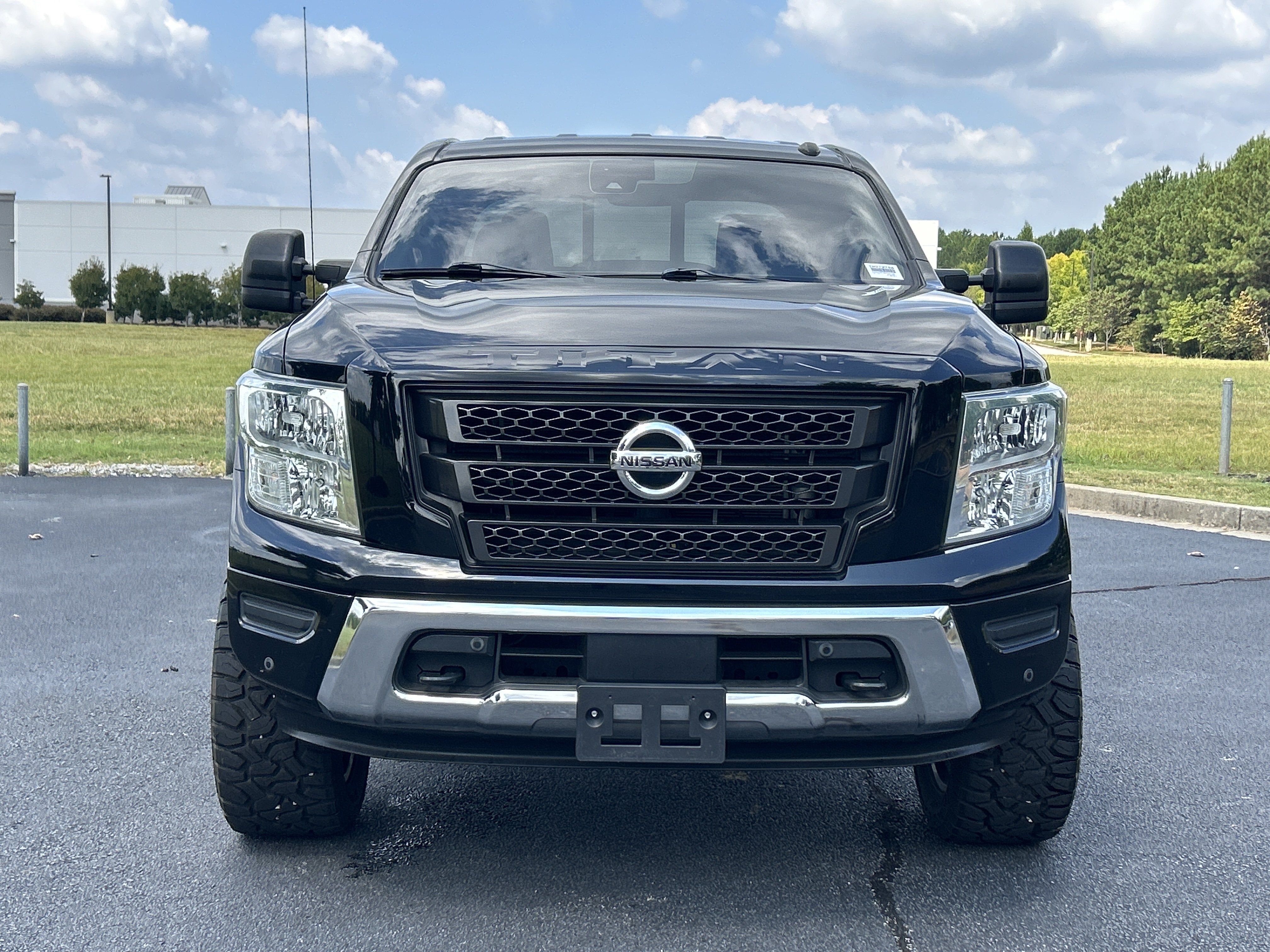 Used 2021 Nissan Titan SV w/ SV Convenience Package RWD image 3