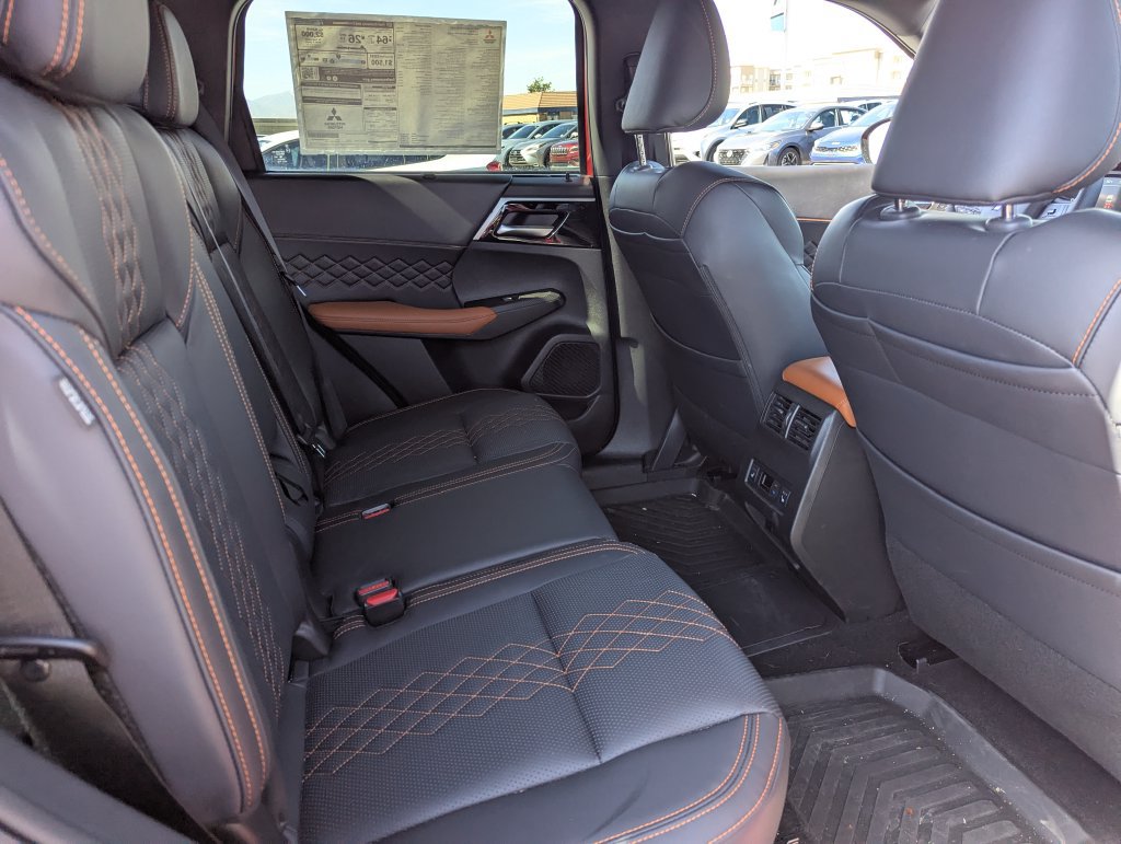 Used 2025 Mitsubishi Outlander 4WD Plug-In Hybrid image 38