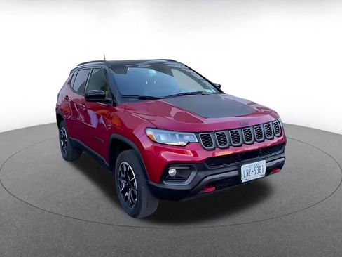 Used 2025 Jeep Compass Trailhawk image 3