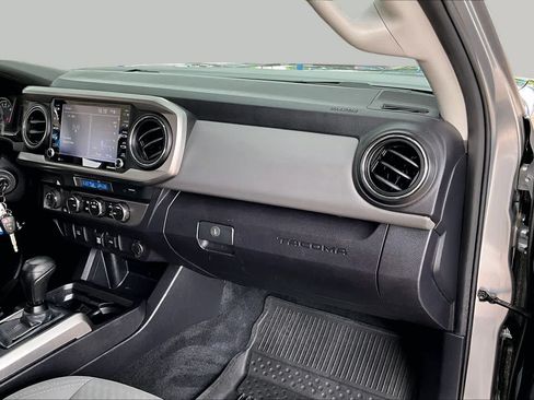 Used 2021 Toyota Tacoma SR5 AWD/4WD image 19