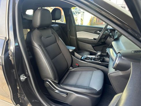Used 2025 Chevrolet Trax LT image 34