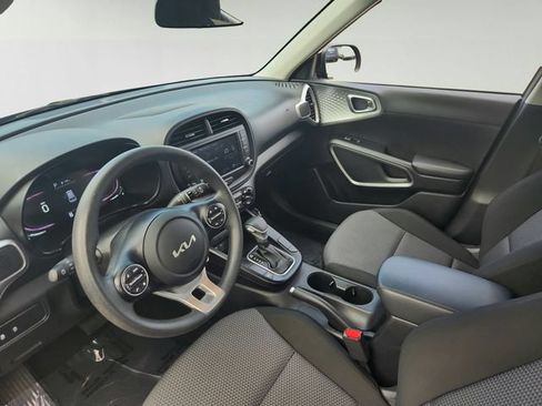 Used 2023 Kia Soul LX w/ LX Technology Package FWD image 7