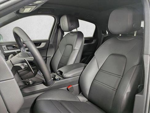 Used 2025 Porsche Cayenne Coupe image 5