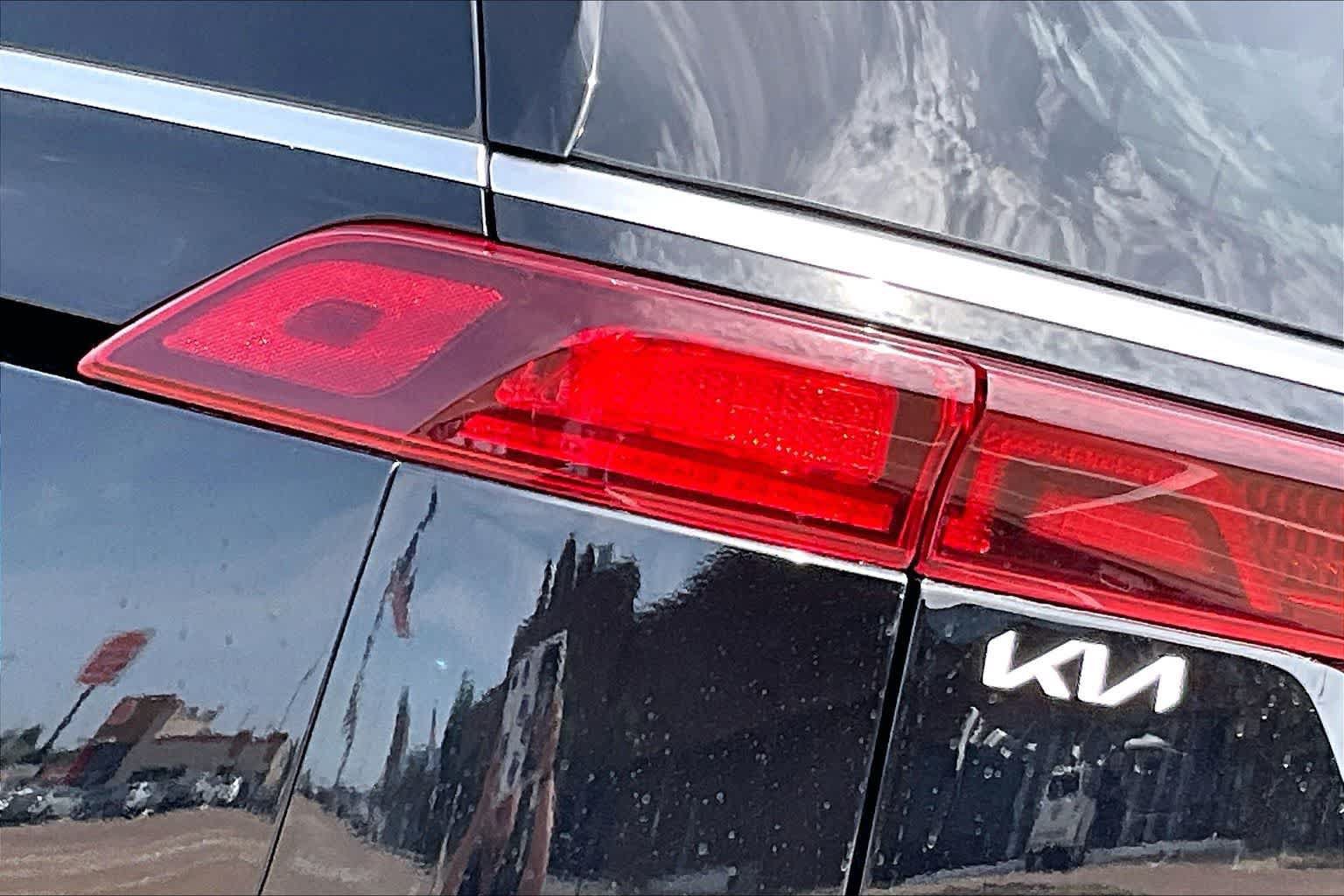 Certified 2023 Kia Carnival LX FWD image 29