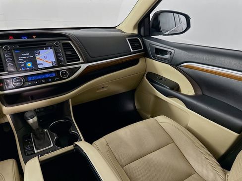 Used 2017 Toyota Highlander Limited image 24