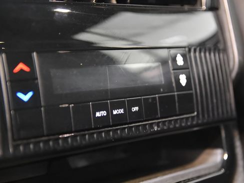 Used 2024 Jeep Wagoneer L Series II RWD image 35