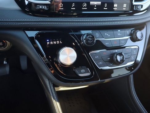 New 2026 Chrysler Pacifica Limited w/ Uconnect Theater Family Group image 8