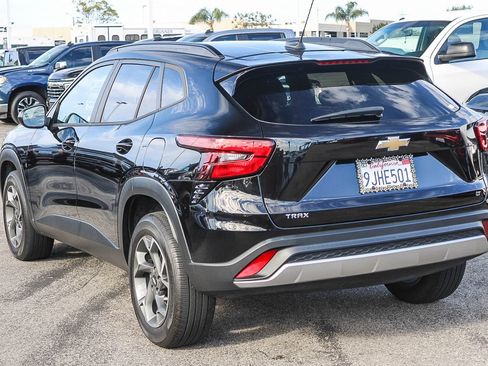 Used 2024 Chevrolet Trax LT w/ Driver Confidence Package FWD image 8